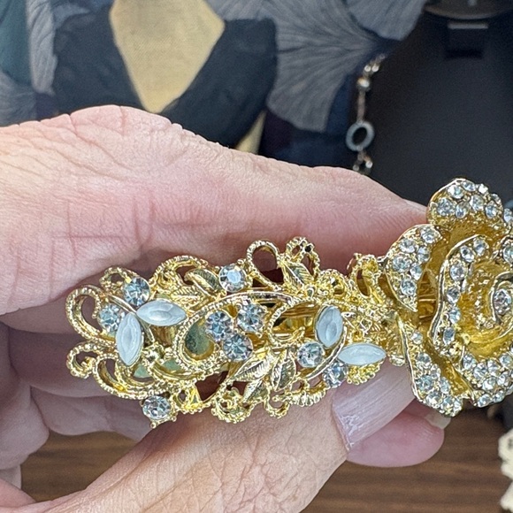 Elegant Gold Crystal Floral Hair Clip - Picture 3 of 5